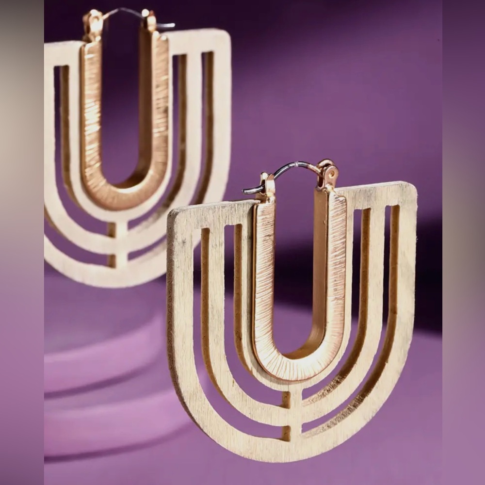 Light wood & gold U-shaped earrings